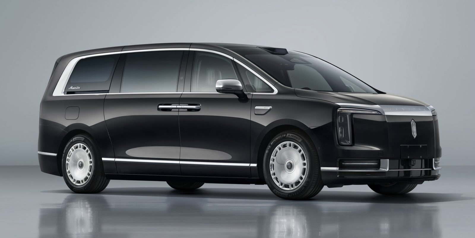 HIMA Maextro V800 2026 — главное фото модели, экстерьер, вид спереди 3/4, рынок internal_mvp