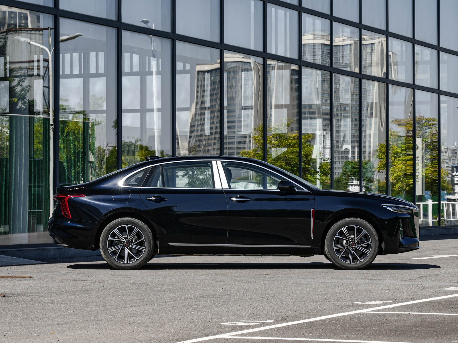 Hongqi H5 PHEV 2026 — экстерьер, side opposite, рынок China