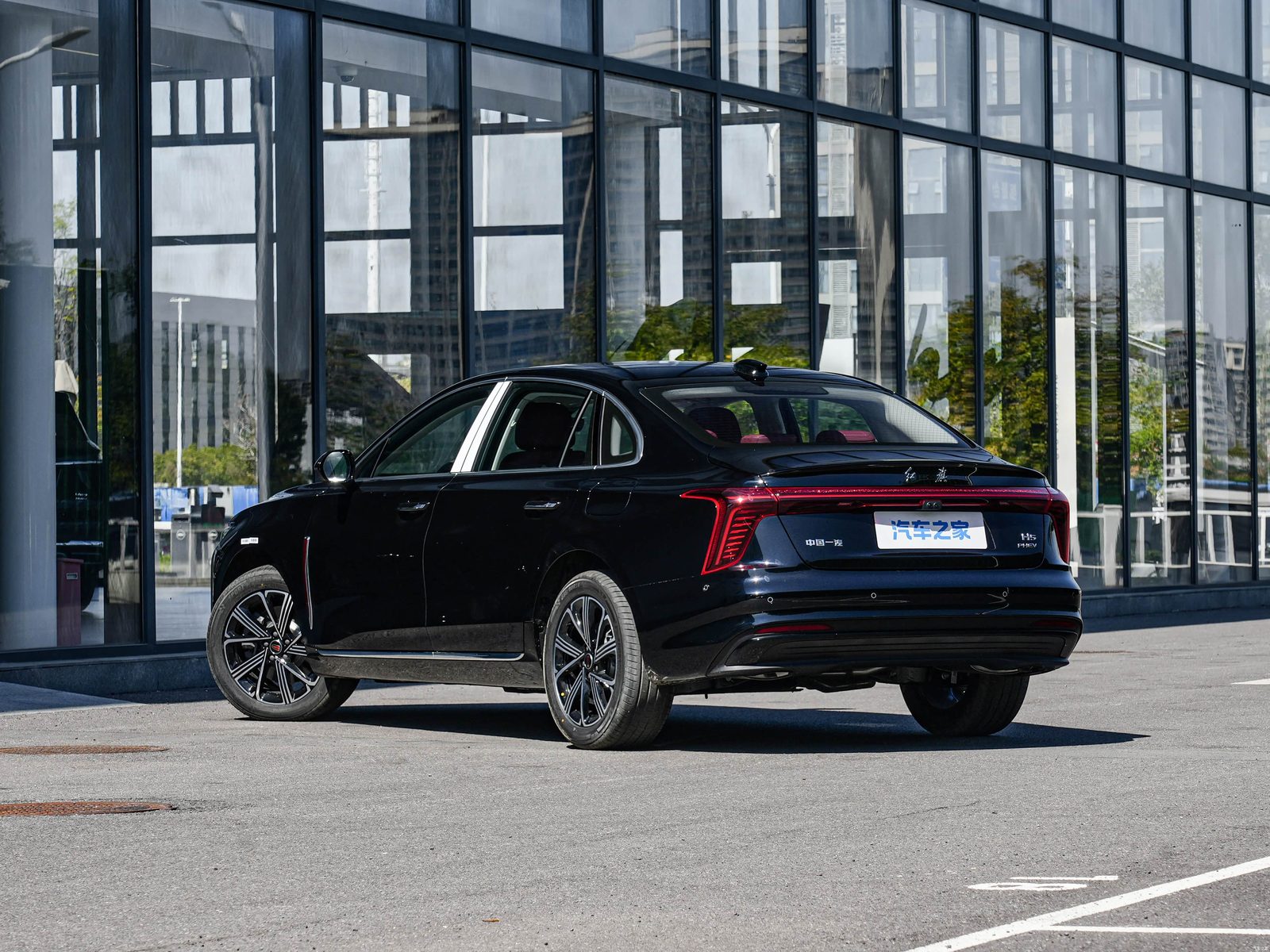 Hongqi H5 PHEV 2026 — экстерьер, вид сзади 3/4, рынок China