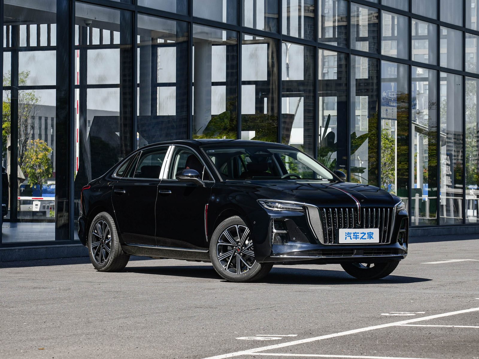 Hongqi H5 PHEV 2026 — экстерьер, front 3q opposite, рынок China