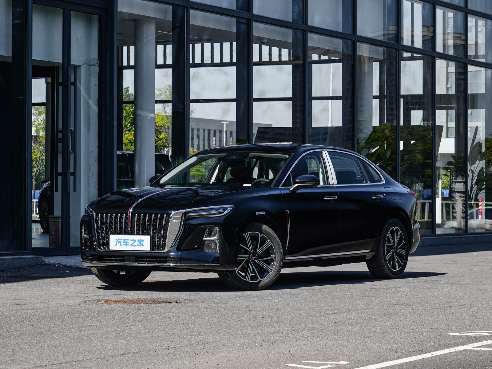 Hongqi H5 PHEV 2026 — главное фото модели, экстерьер, вид спереди 3/4, рынок China