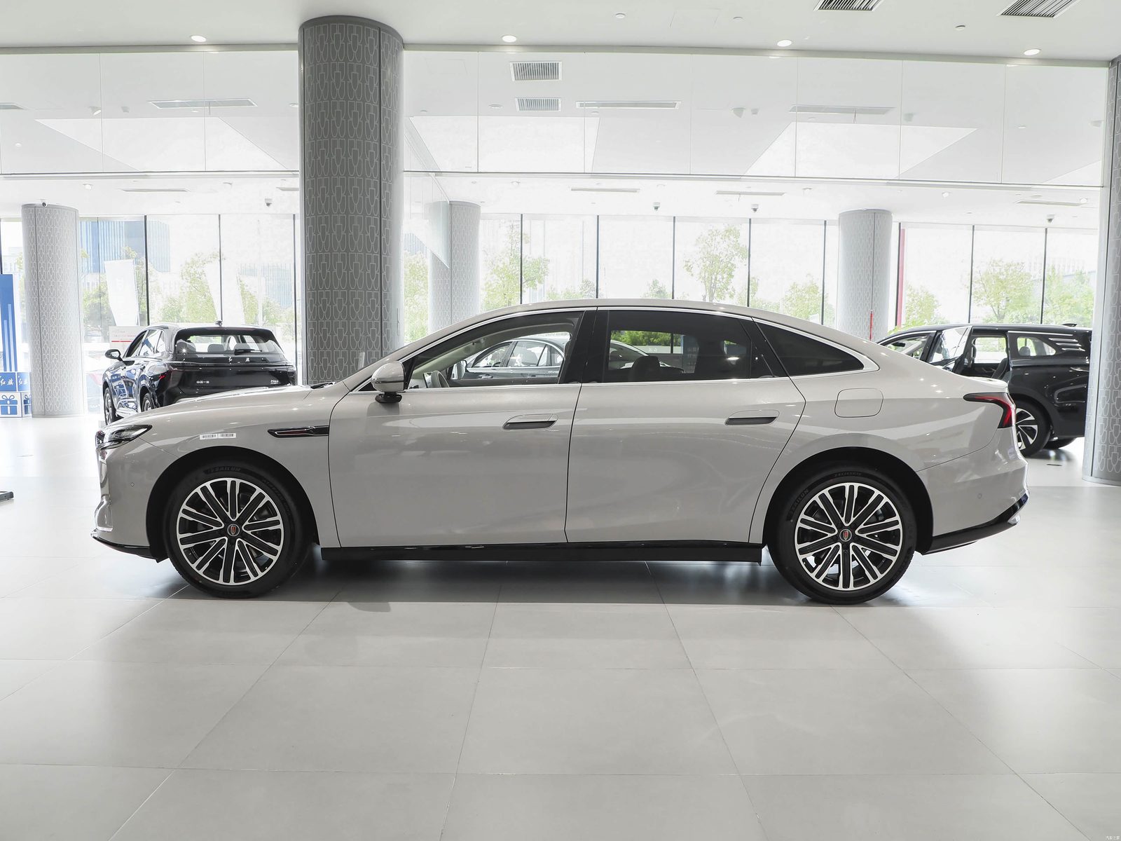 Hongqi H7 PHEV 2026 — экстерьер, side profile, рынок China pre-sale reference
