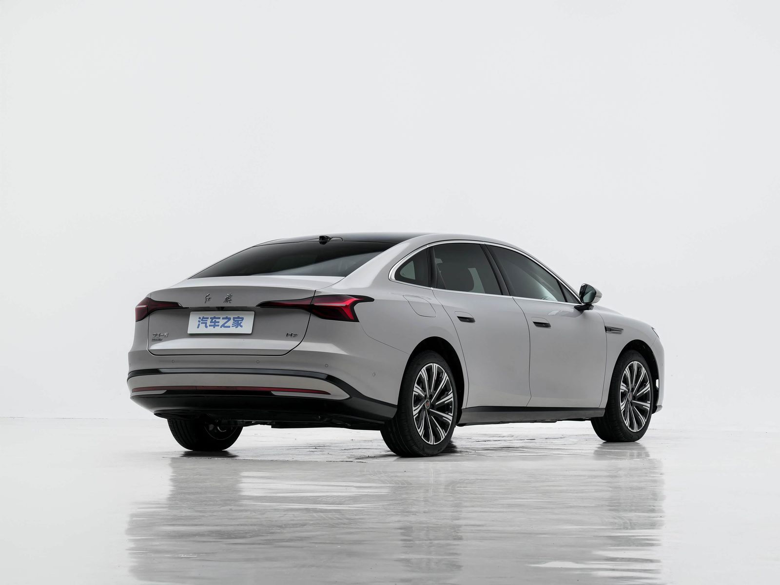 Hongqi H7 PHEV 2026 — экстерьер, вид сзади 3/4, рынок China 2026 retail reference