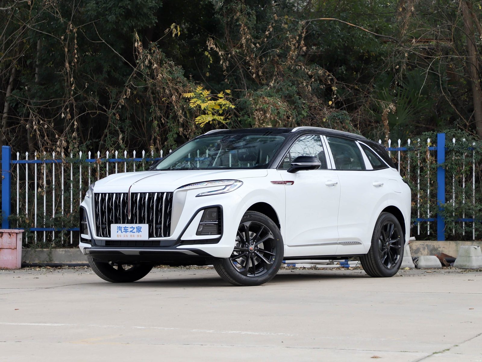 Hongqi HS3 PHEV 2025 — экстерьер, вид спереди 3/4, рынок China