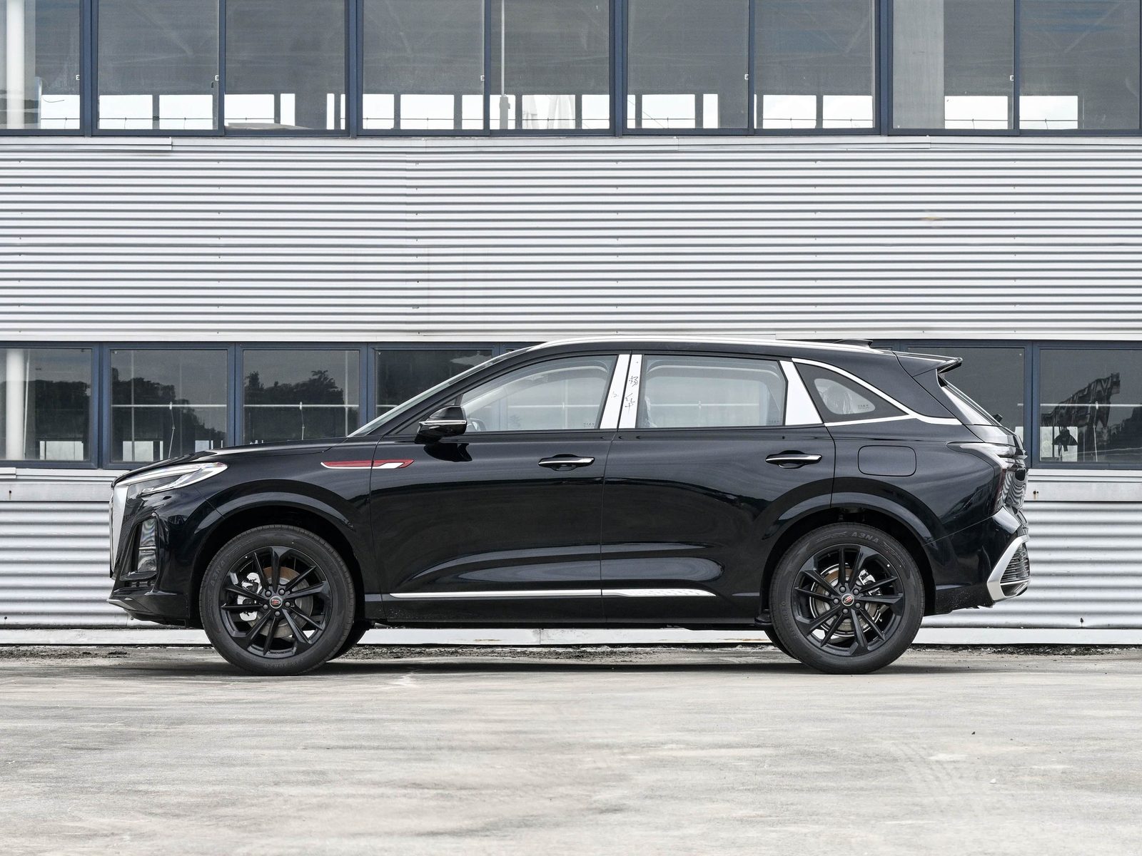 Hongqi HS3 PHEV 2026 — экстерьер, вид сзади 3/4, рынок China