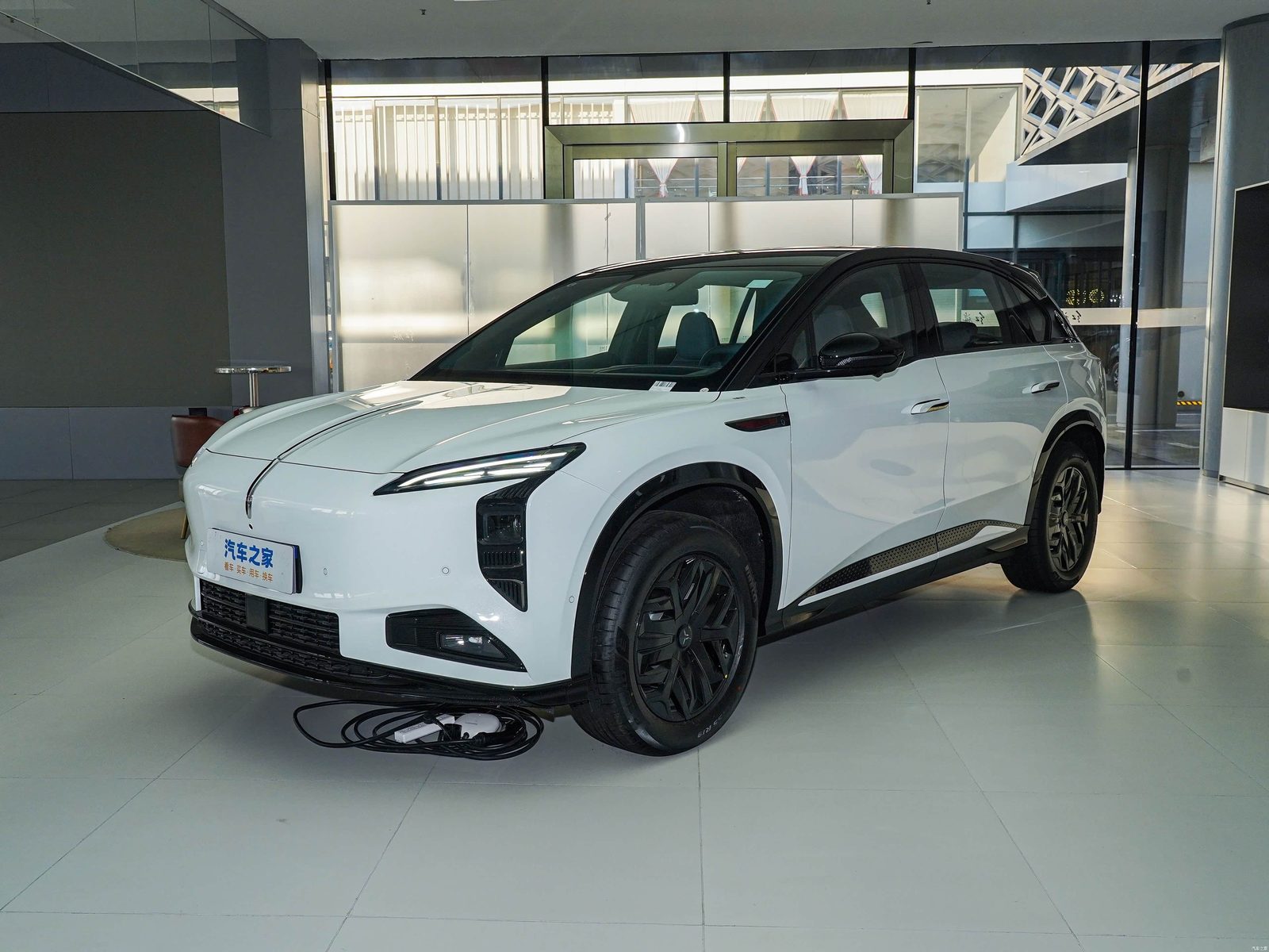 Hongqi Tiangong 08 2025 — экстерьер, front 3q showroom white, рынок China gallery reference