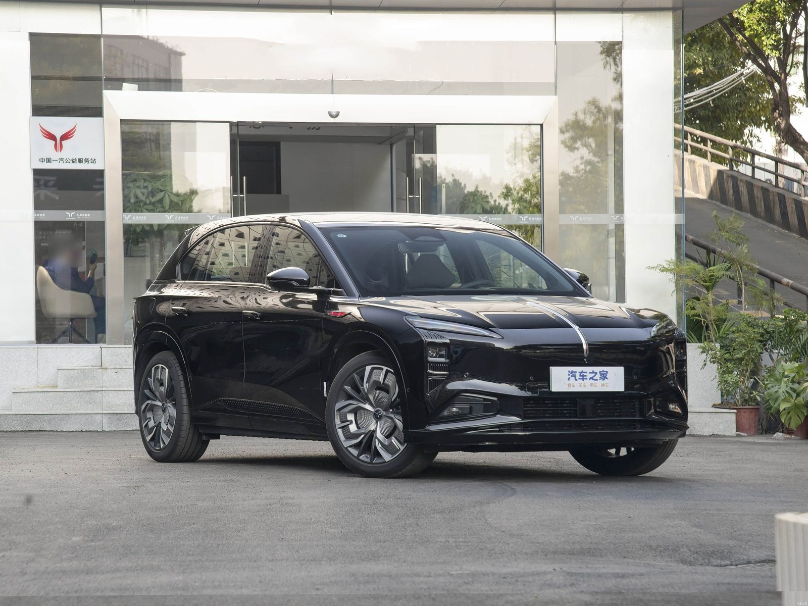 Hongqi Tiangong 08 2025 — экстерьер, front 3q showroom black, рынок China gallery reference