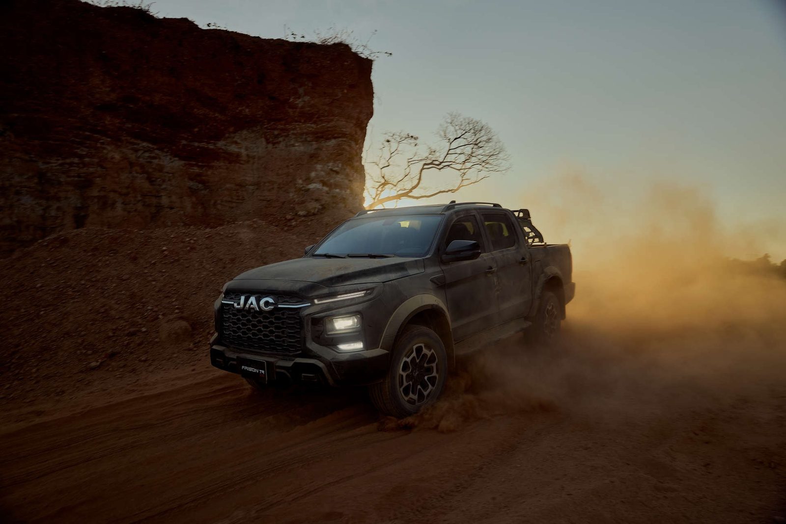 JAC Pickup Hantu PHEV / Hunter PHEV 2025 — экстерьер, front 3q offroad, рынок China / export official