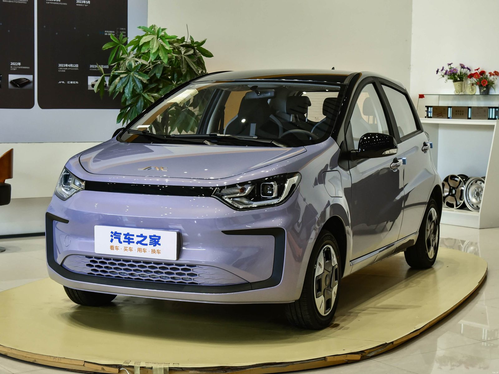 JAC / Yiwei Hua Xian Zi 2024 — главное фото модели, экстерьер, вид спереди 3/4, рынок internal_mvp