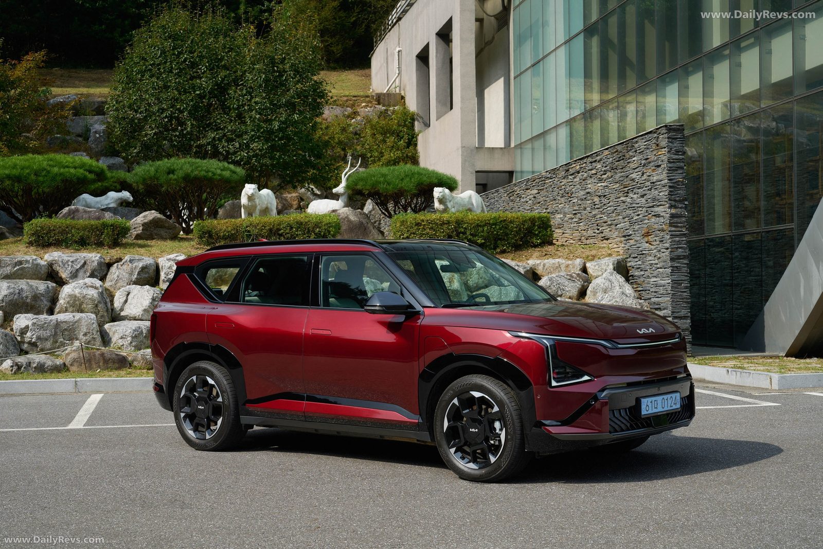 Kia EV5 2025 — главное фото модели, экстерьер, вид спереди 3/4, рынок internal_mvp