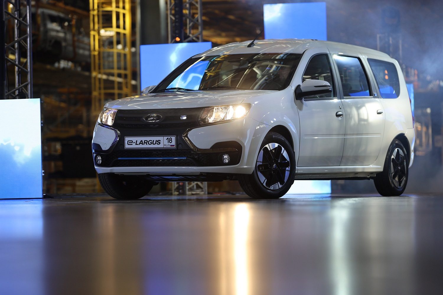 LADA e-Largus Passenger 2024 — главное фото модели, экстерьер, front 3q launch