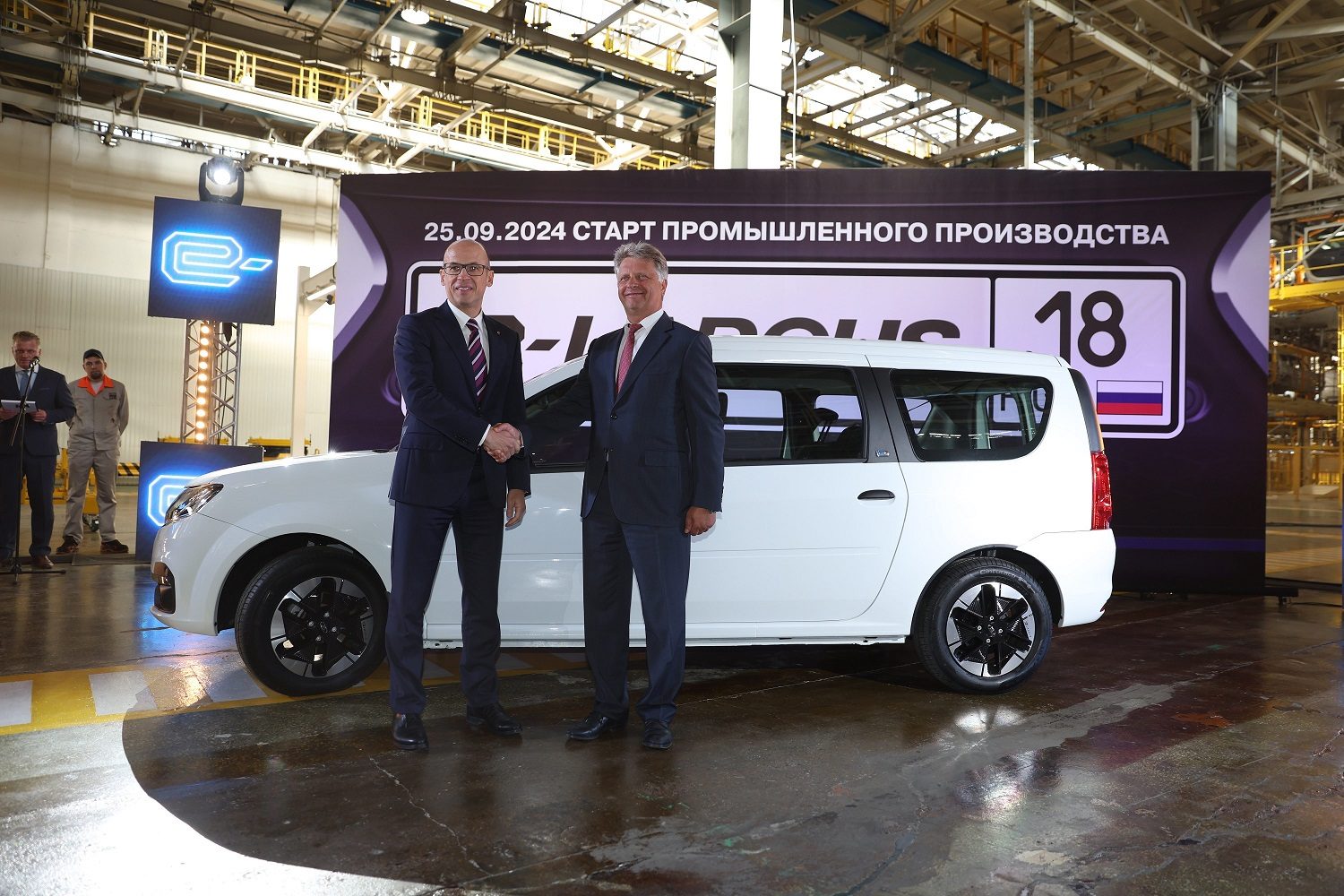 LADA e-Largus Passenger 2024 — экстерьер, side launch