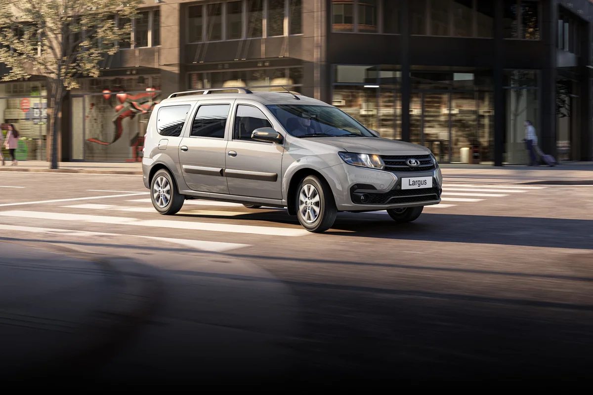 LADA e-Largus Passenger 2024 — экстерьер, front 3q platform reference