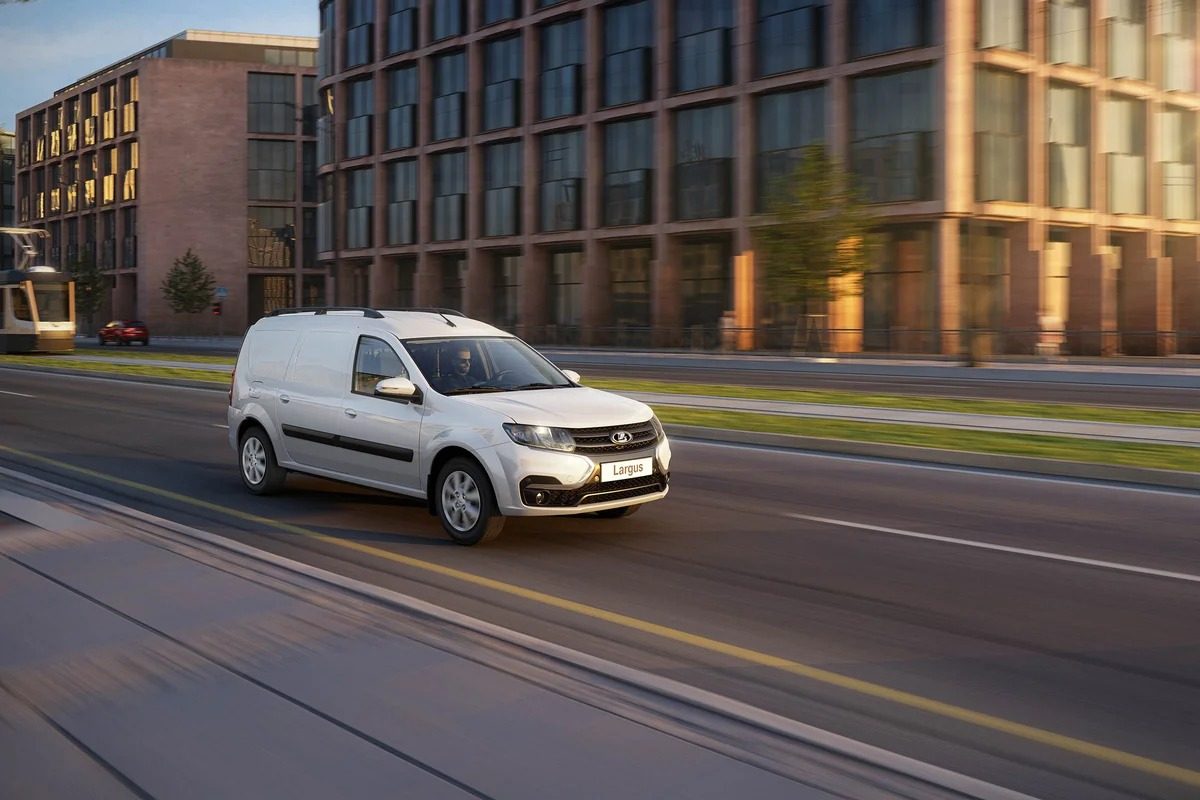 LADA e-Largus Van 2024 — экстерьер, вид спереди 3/4, рынок Russia