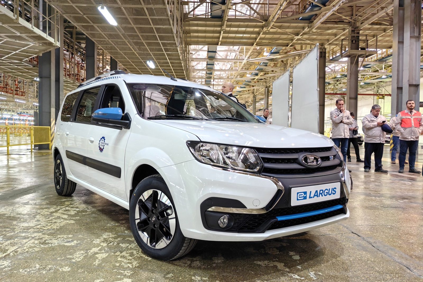 LADA e-Largus Passenger 2024 — главное фото модели, экстерьер, вид спереди 3/4, рынок internal_mvp