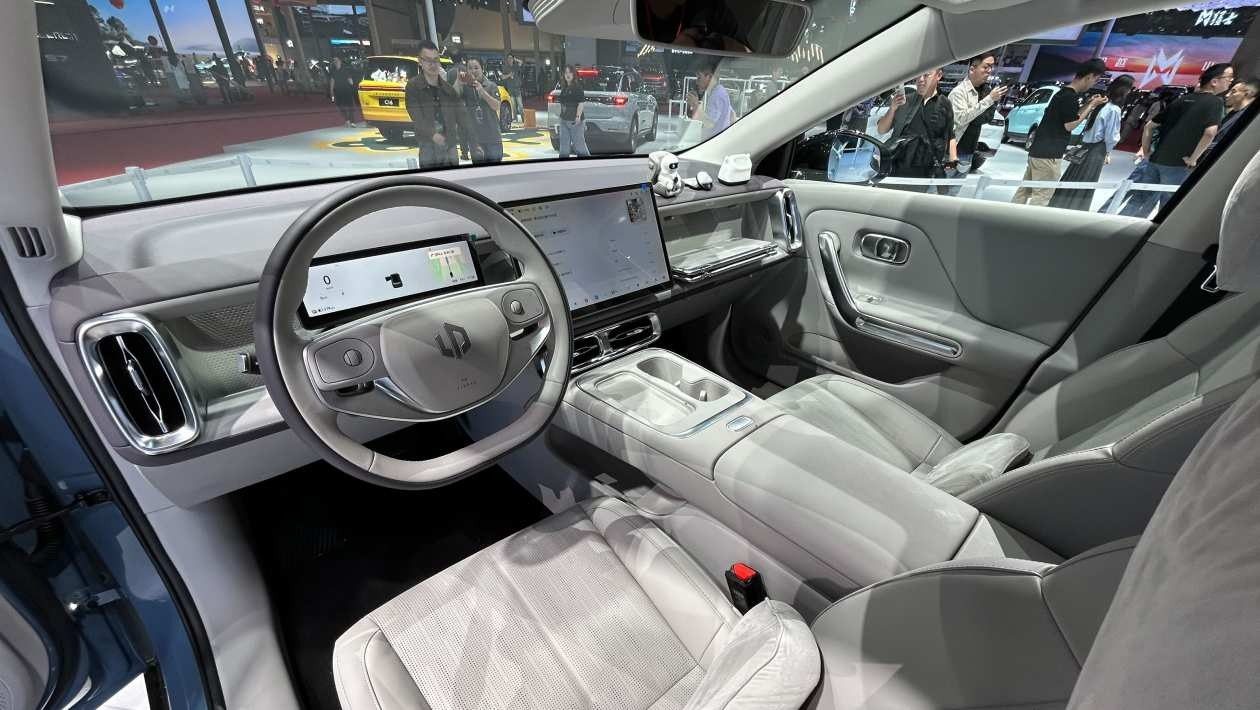 Leapmotor B01 EV 2025 — главное фото модели, интерьер, передняя панель, рынок internal_mvp