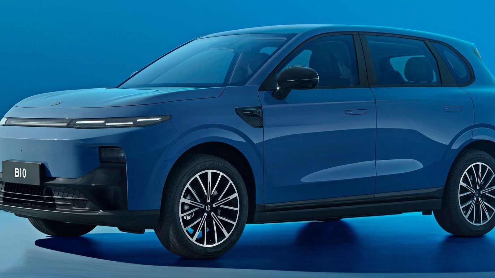 Leapmotor B10 EV 2025 — экстерьер, вид спереди 3/4