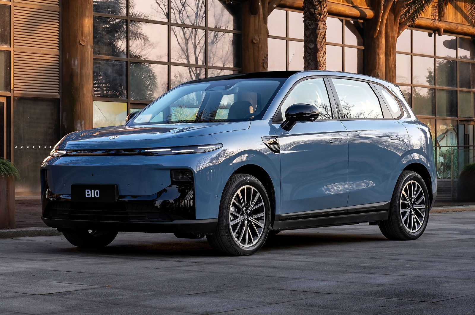Leapmotor B10 EV 2025 — главное фото модели, экстерьер, вид спереди 3/4, рынок internal_mvp