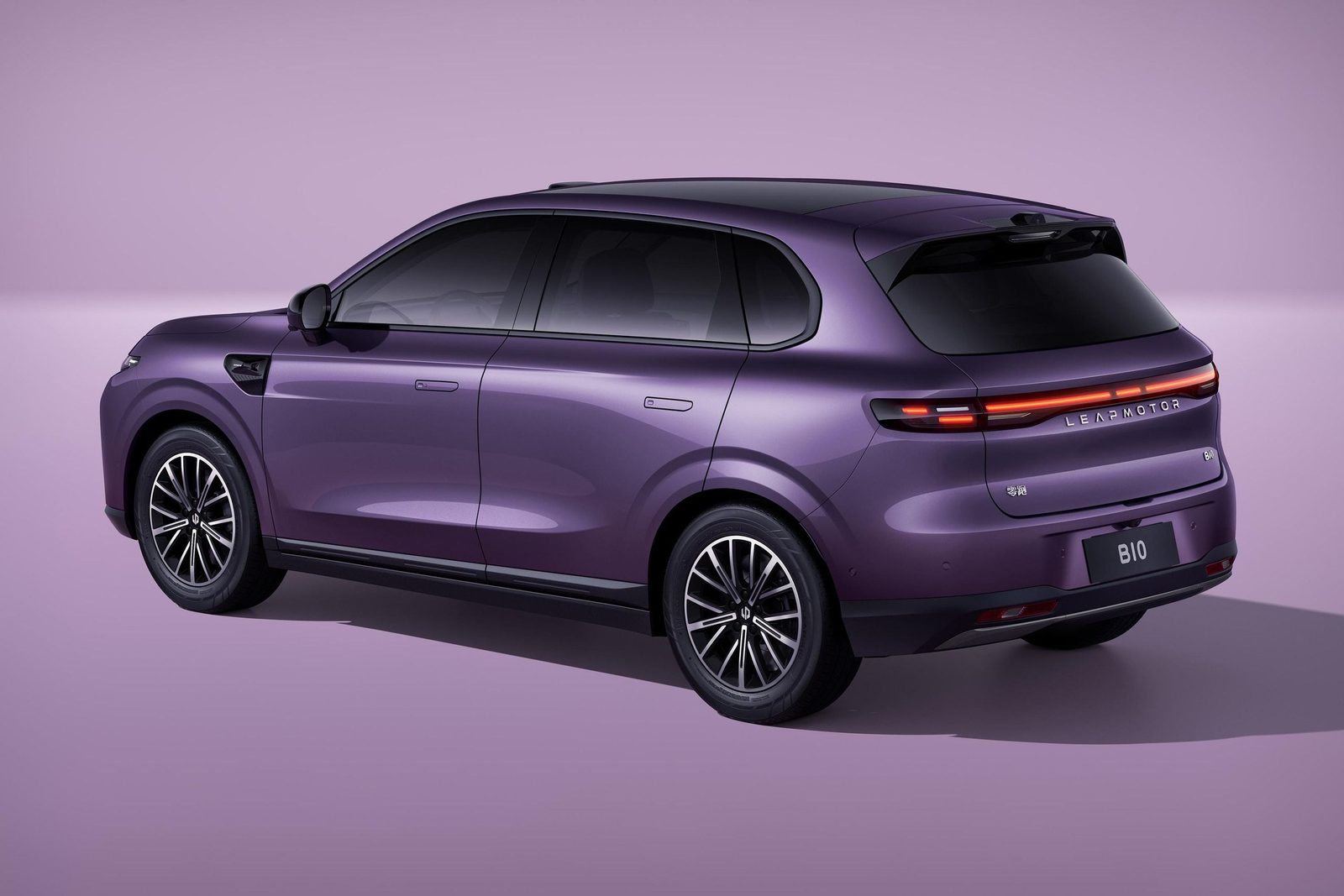 Leapmotor B10 EV 2025 — экстерьер, вид сзади 3/4, рынок internal_mvp