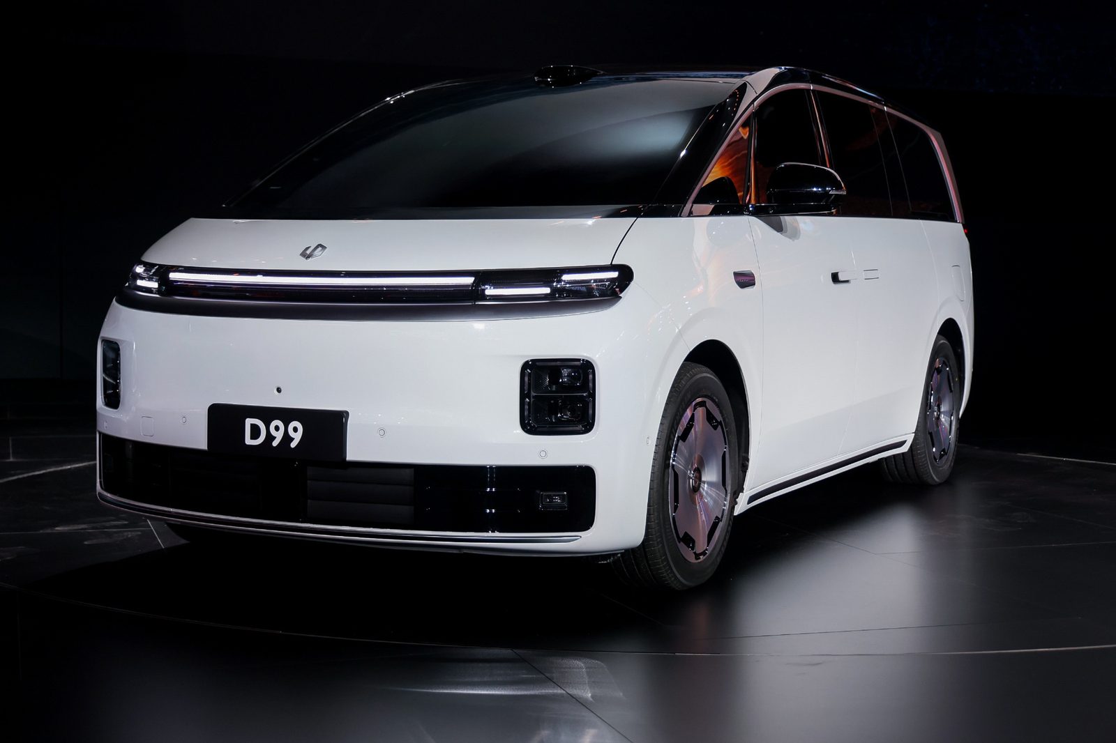 Leapmotor D99 MPV 2025 — главное фото модели, экстерьер, вид спереди 3/4