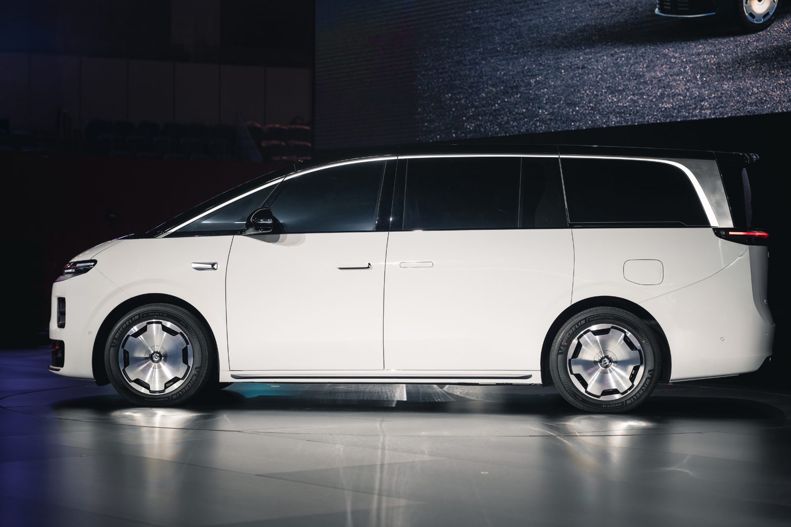 Leapmotor D99 MPV 2025 — экстерьер, side profile show