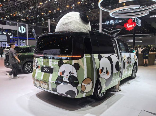 Leapmotor D99 MPV 2025 — экстерьер, rear 3q tailgate open