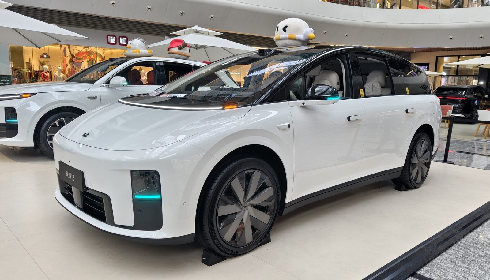 Li Auto i8 2025 — экстерьер, front 3q show floor, рынок internal_mvp