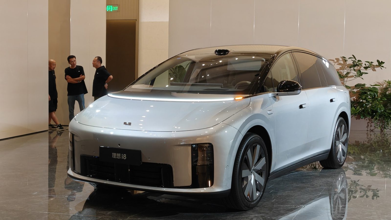 Li Auto i8 2025 — экстерьер, front 3q show floor alt, рынок internal_mvp