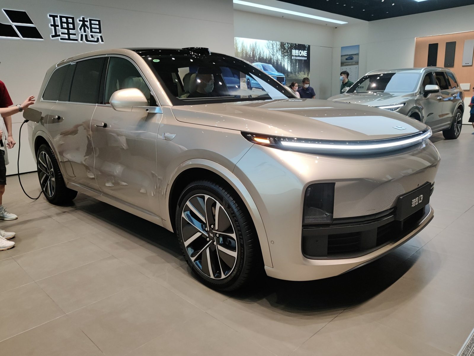 Li Auto L9 2022 — экстерьер, вид спереди 3/4, рынок China