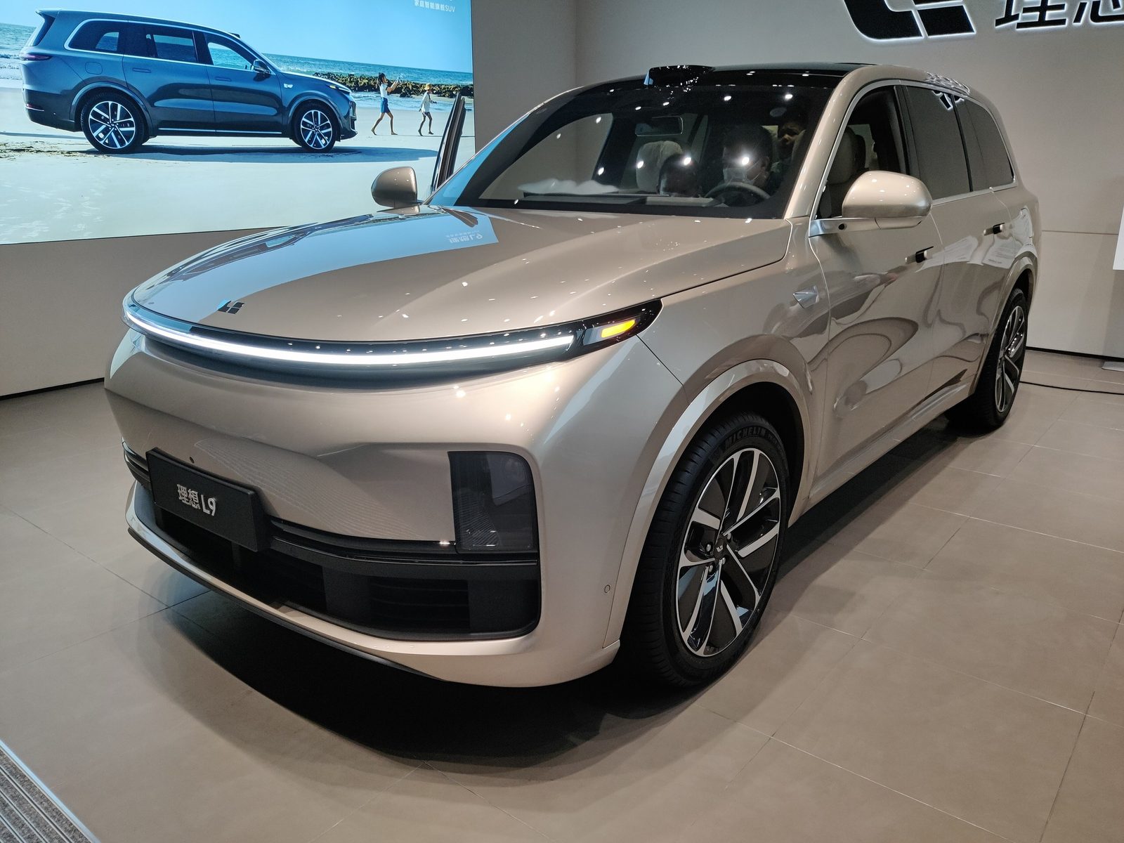 Li Auto L9 2022 — экстерьер, вид сзади 3/4, рынок China