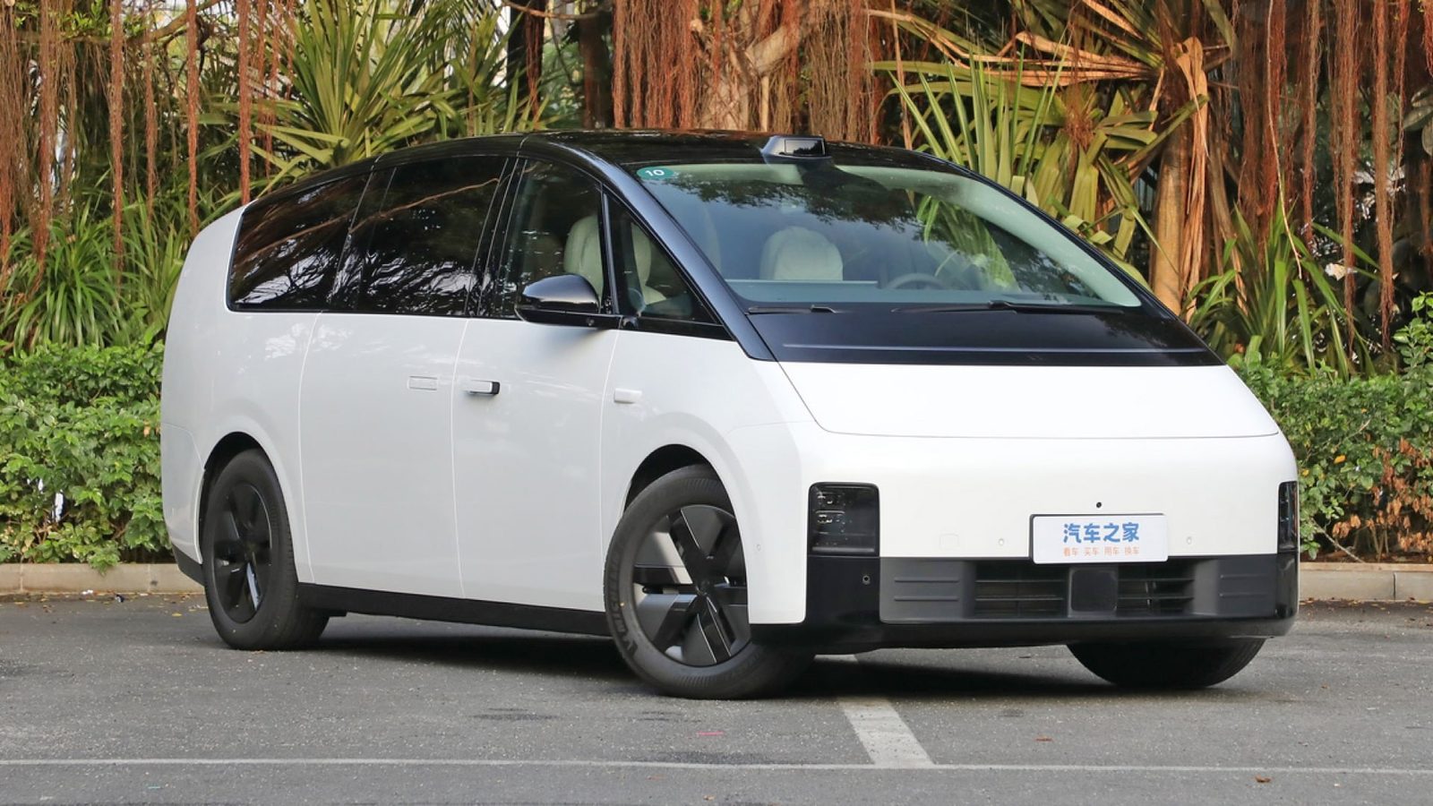 Li Auto Mega 2025 — главное фото модели, экстерьер, вид спереди 3/4, рынок internal_mvp