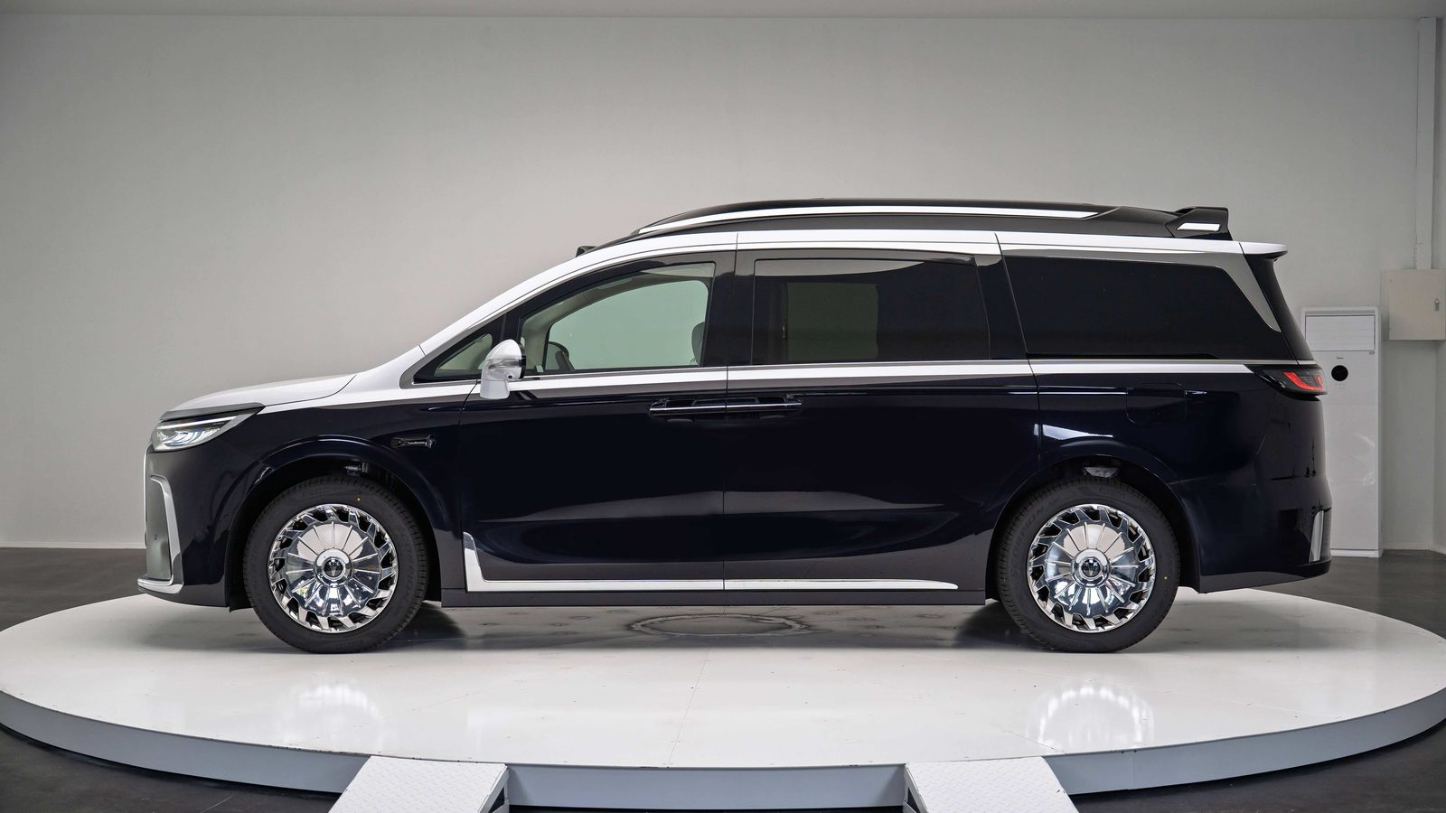 Lorinser Dreamer Shanhe Four-seat High-roof 2026 — экстерьер, side profile