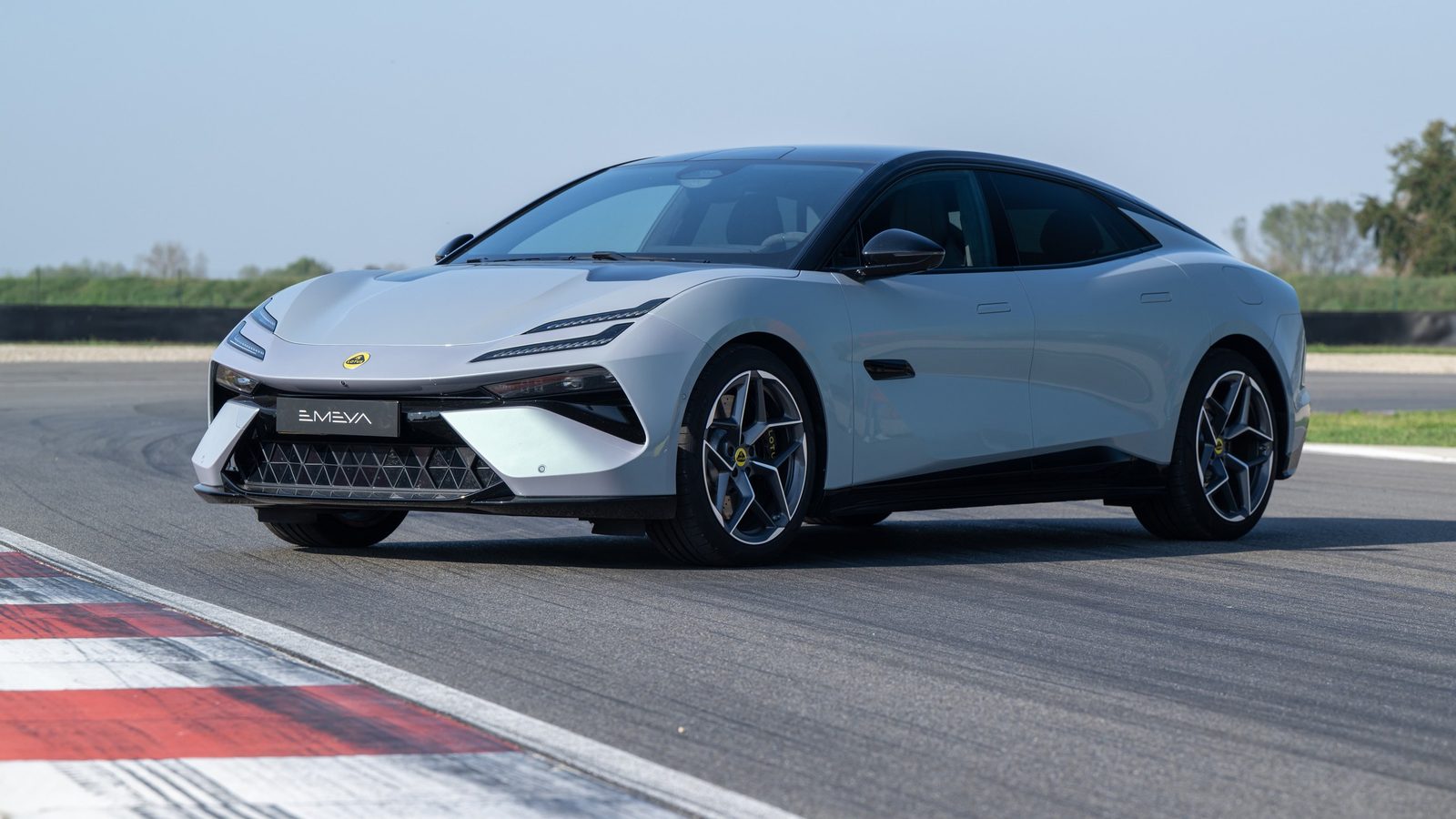 Lotus Emeya 2024 — главное фото модели, экстерьер, вид спереди 3/4, рынок internal_mvp