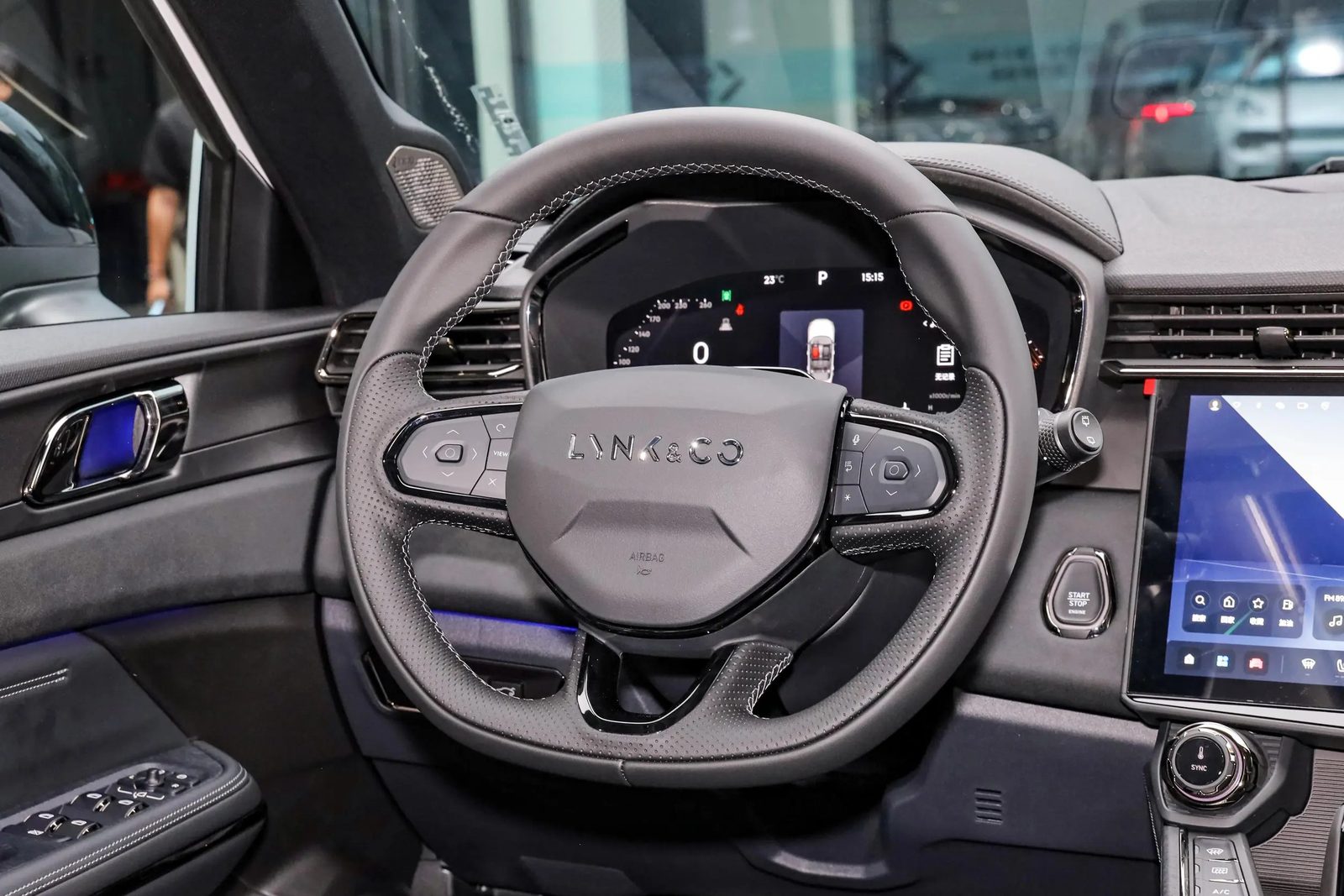 Lynk & Co 01 2025 — главное фото модели, интерьер, передняя панель, рынок internal_mvp