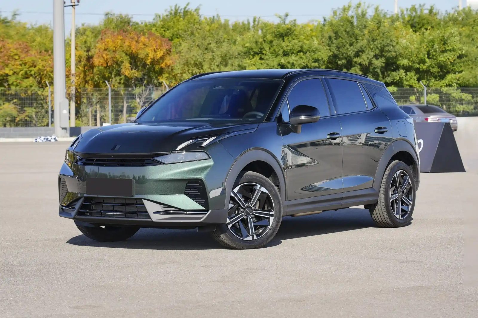Lynk & Co 06 EM-P 2025 — экстерьер, front three quarter dark, рынок China/import