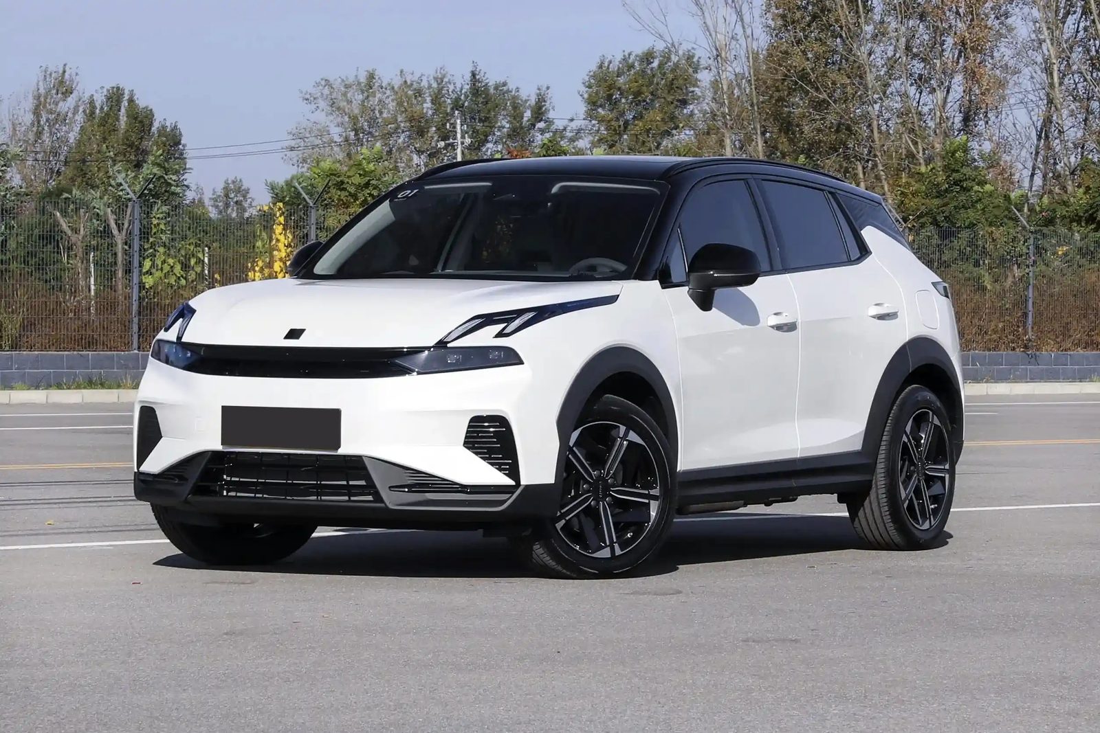 Lynk & Co 06 EM-P 2025 — экстерьер, front three quarter white, рынок China/import
