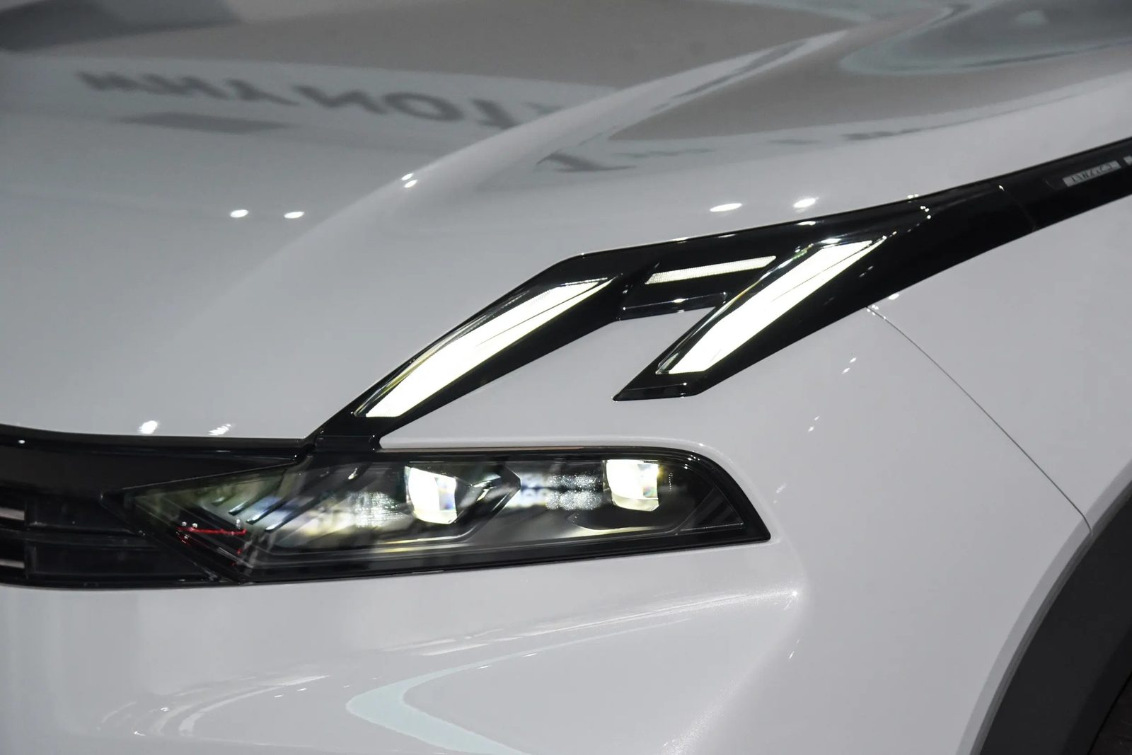 Lynk & Co 06 EM-P 2025 — экстерьер, headlight detail, рынок China/import
