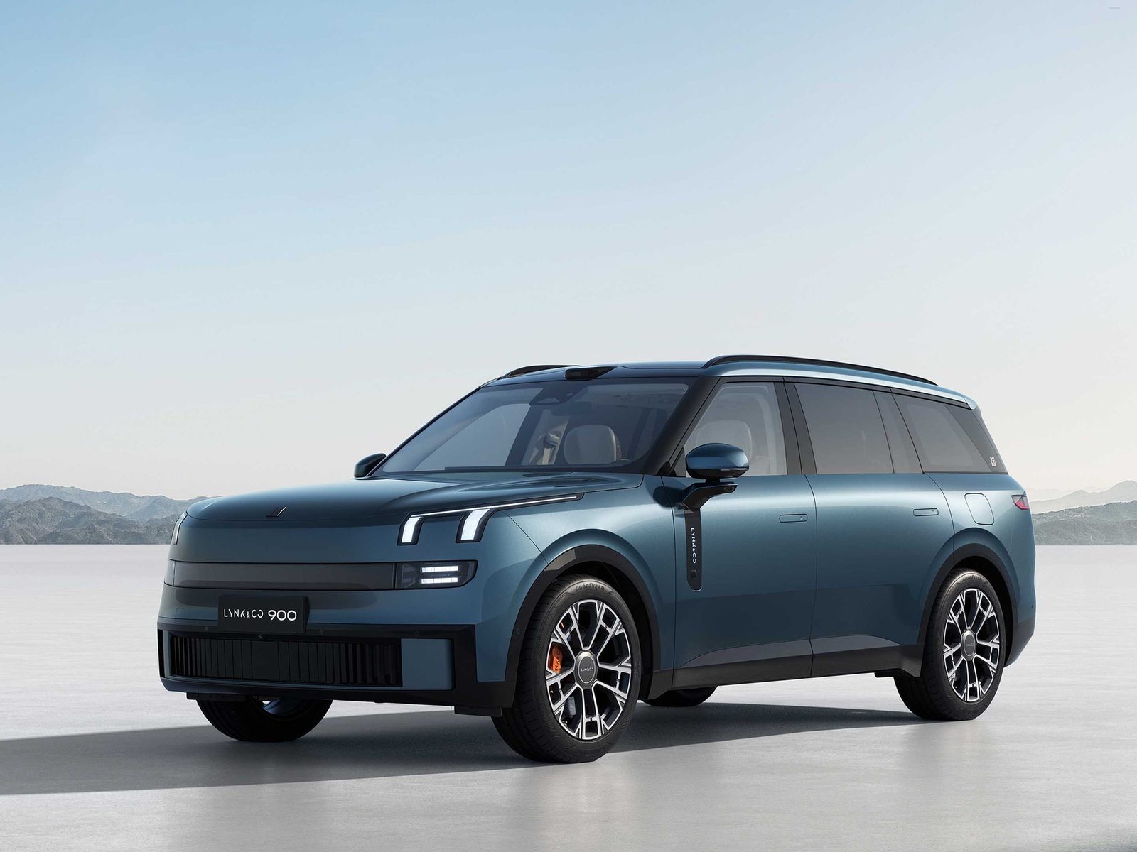 Lynk & Co 900 2025 — главное фото модели, экстерьер, вид спереди 3/4, рынок internal_mvp