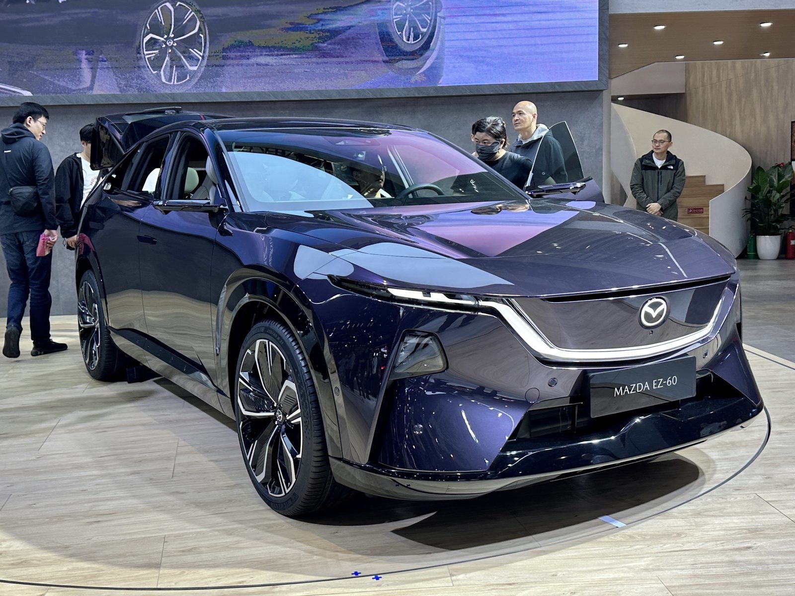 Mazda China EZ-60 / CX-6e China EREV 2025 — экстерьер, front 3q show floor, рынок internal_mvp