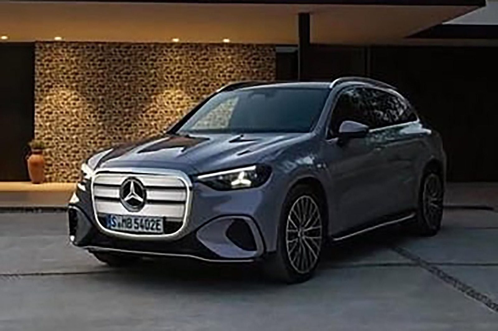 Mercedes-Benz GLC EV 2026 — главное фото модели, экстерьер, вид спереди 3/4, рынок internal_mvp