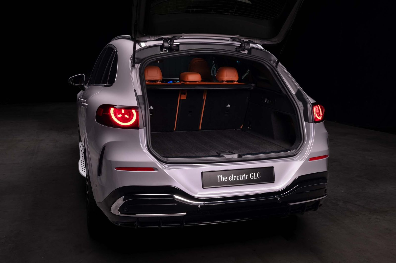 Mercedes-Benz GLC EV 2026 — экстерьер, cargo trunk, рынок global/China pre-sale reference