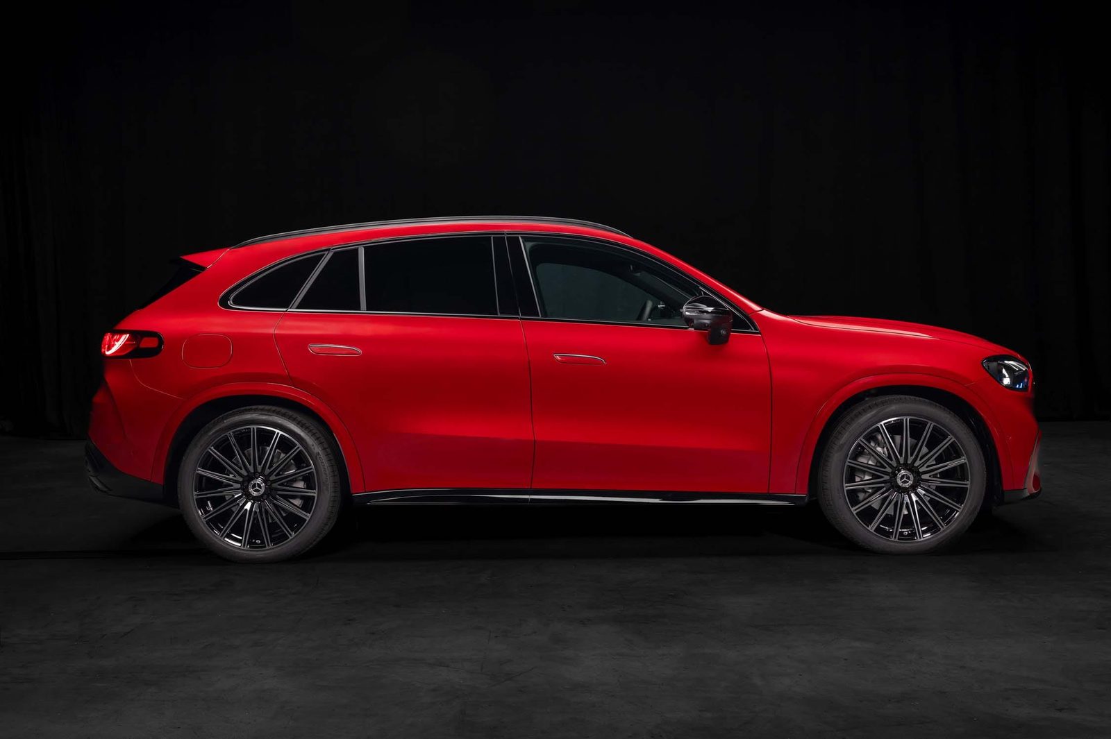 Mercedes-Benz GLC EV 2026 — экстерьер, вид сбоку, рынок global/China pre-sale reference
