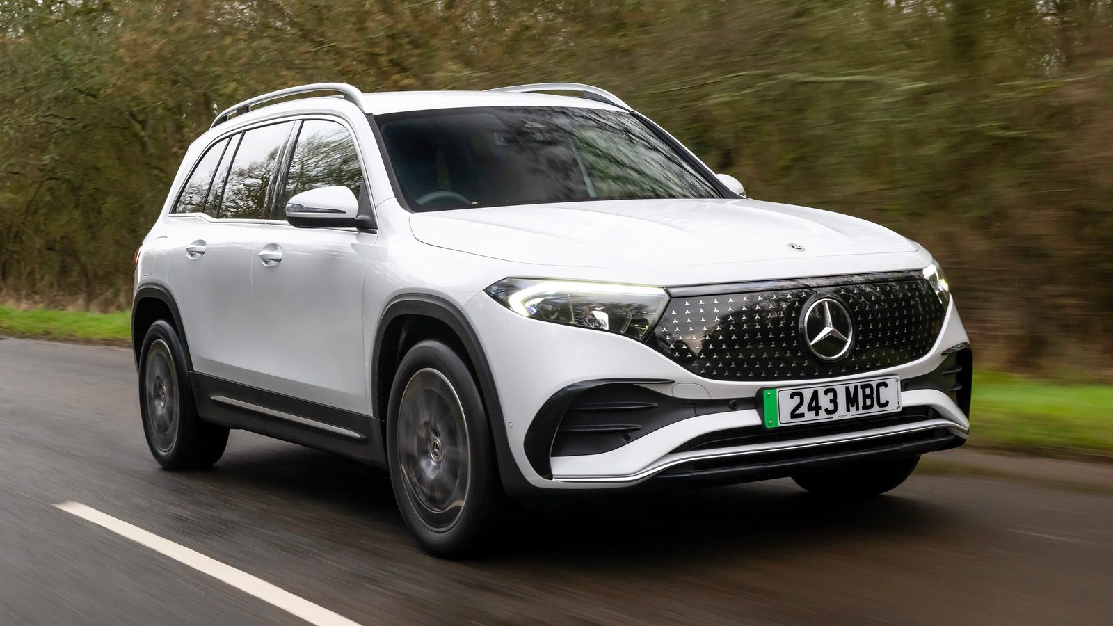Mercedes-Benz EQB 2025 — главное фото модели, экстерьер, вид спереди 3/4, рынок internal_mvp
