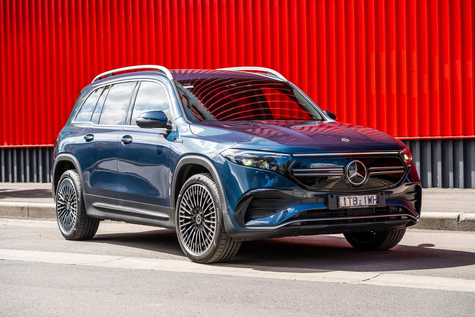 Mercedes-Benz EQB 2025 — экстерьер, вид сбоку, рынок internal_mvp