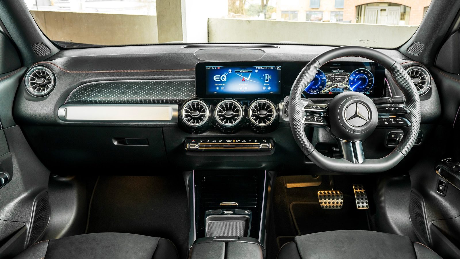 Mercedes-Benz EQB 2025 — главное фото модели, интерьер, передняя панель, рынок internal_mvp