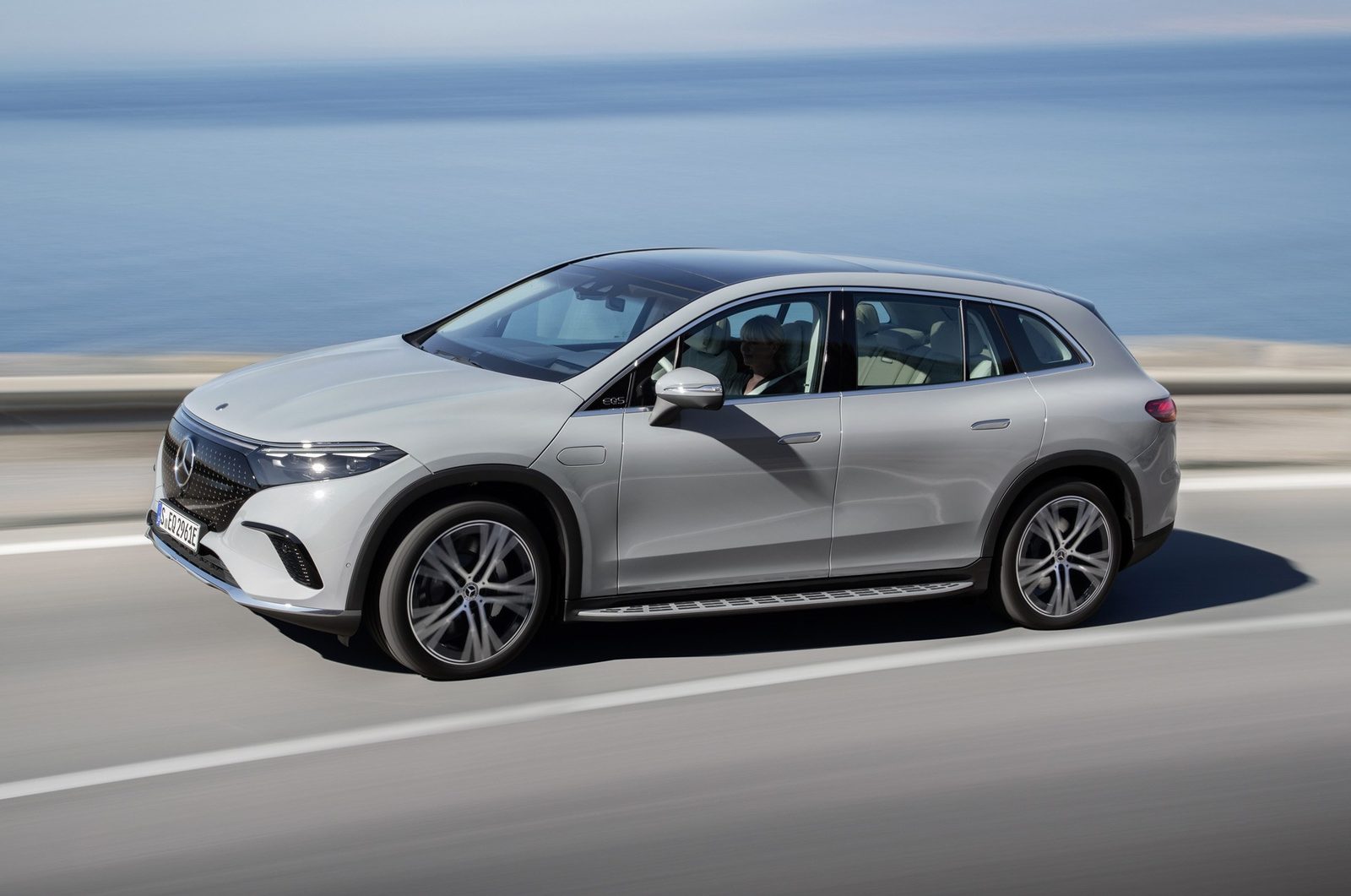 Mercedes-Benz EQS SUV 2025 — экстерьер, вид сбоку, рынок internal_mvp