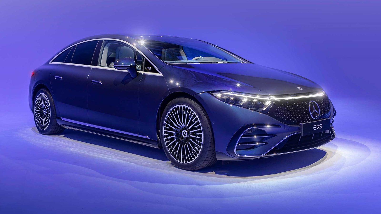 Mercedes-Benz EQS 2025 — главное фото модели, экстерьер, вид спереди 3/4, рынок internal_mvp