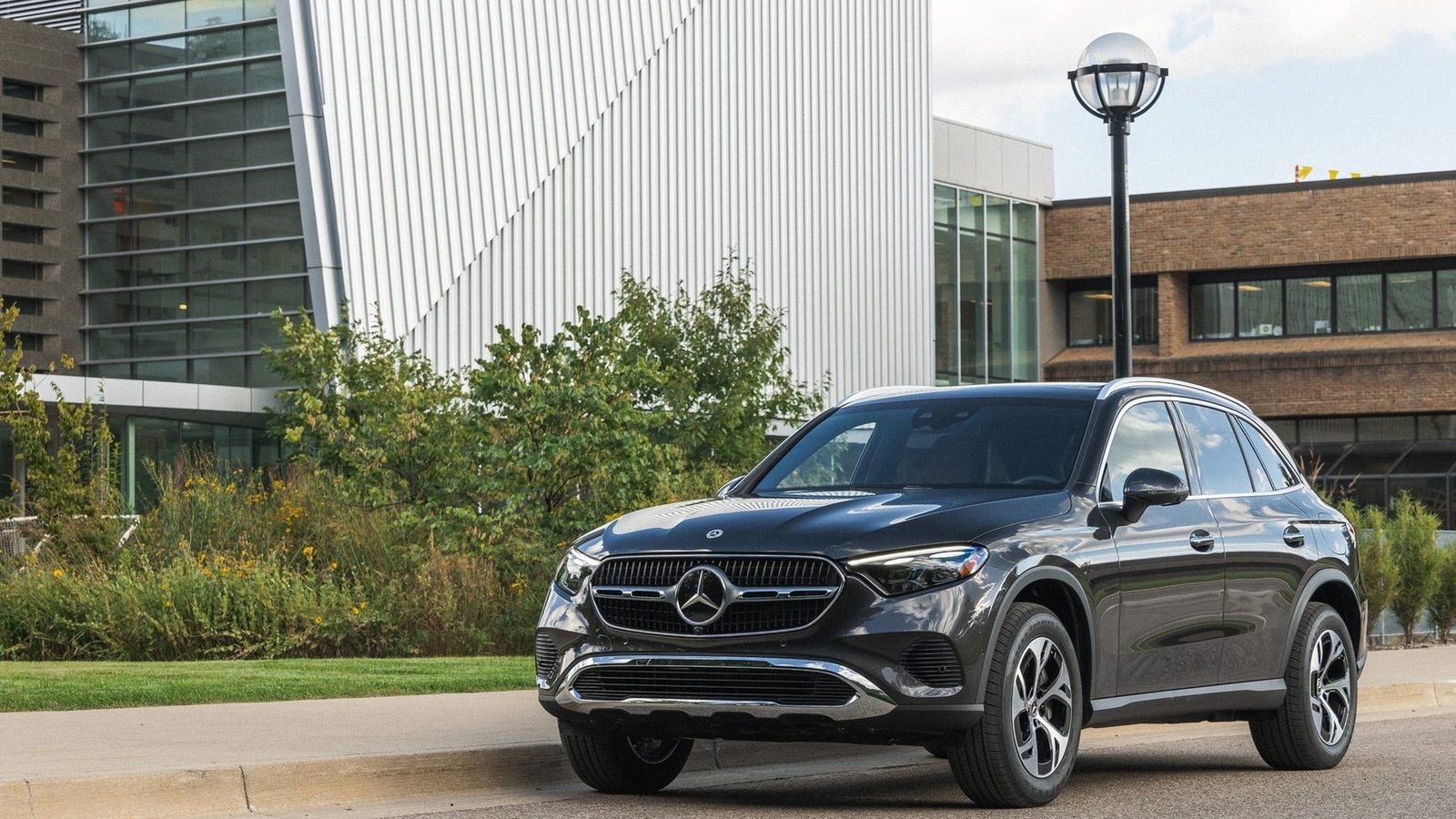 Mercedes-Benz GLC PHEV 2025 — экстерьер, вид спереди 3/4