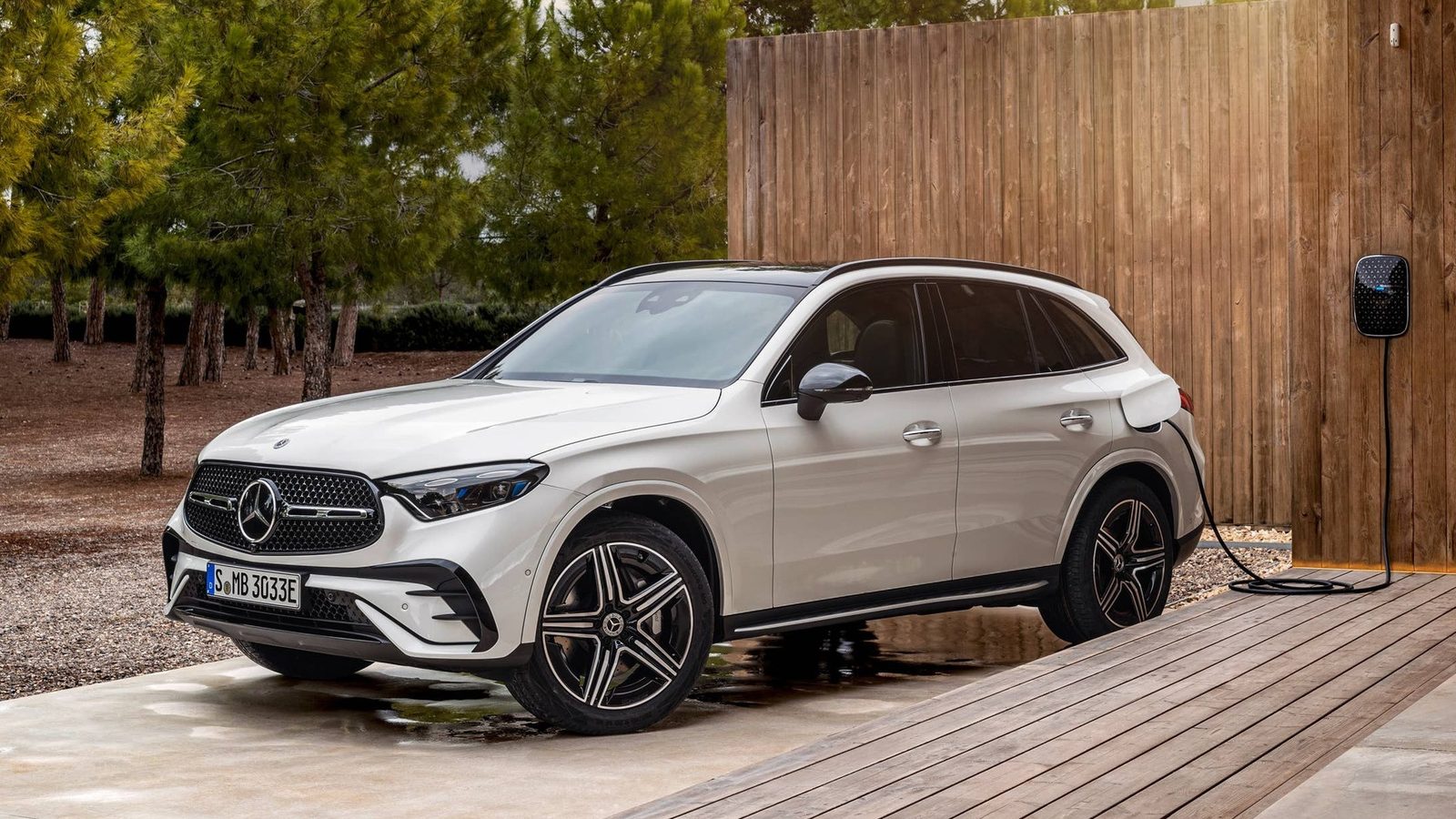 Mercedes-Benz GLC PHEV 2025 — экстерьер, charging