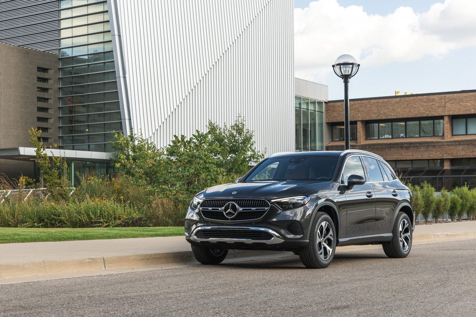 Mercedes-Benz GLC PHEV 2025 — главное фото модели, экстерьер, вид спереди 3/4, рынок internal_mvp